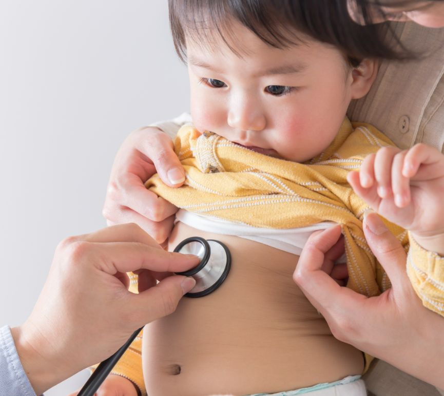 診察を受ける子供